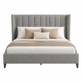 Cama tapizada en tela gris con cabecero alto y patas de madera 200x160 cm
