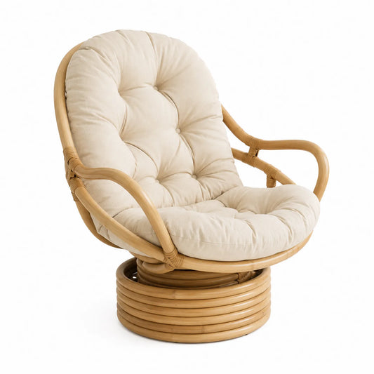 Silla giratoria de ratán con cojín beige